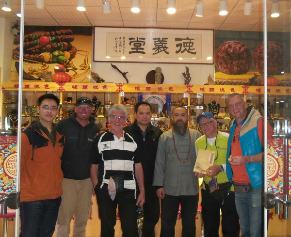英國采訪團來濰坊與張老師學(xué)習核雕