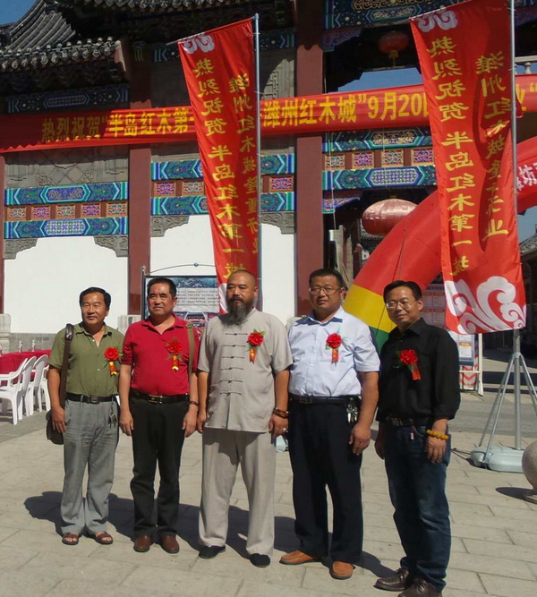 濰坊奇石協(xié)會會長與副會長，秘書長，理事合影留念