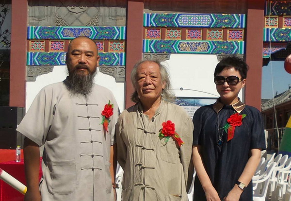 左核雕大師核雕界領(lǐng)軍人物張溫和老師，右指畫大師李冰奇老師0