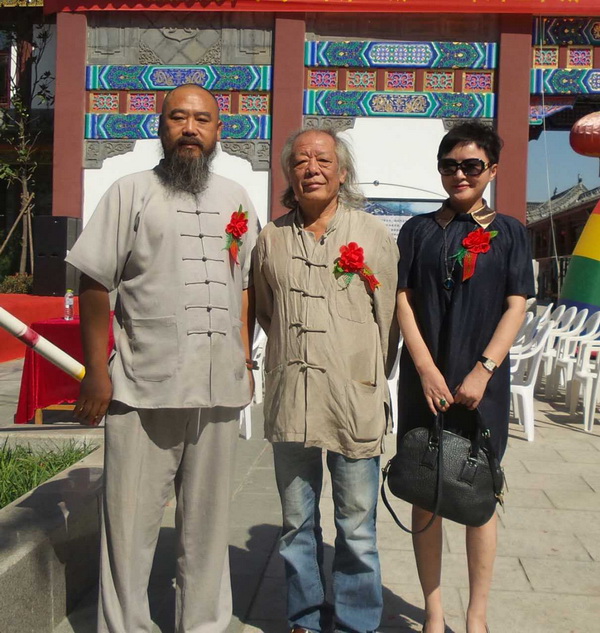 左核雕大師核雕界領(lǐng)軍人物張溫和老師，右指畫大師李冰奇老師111
